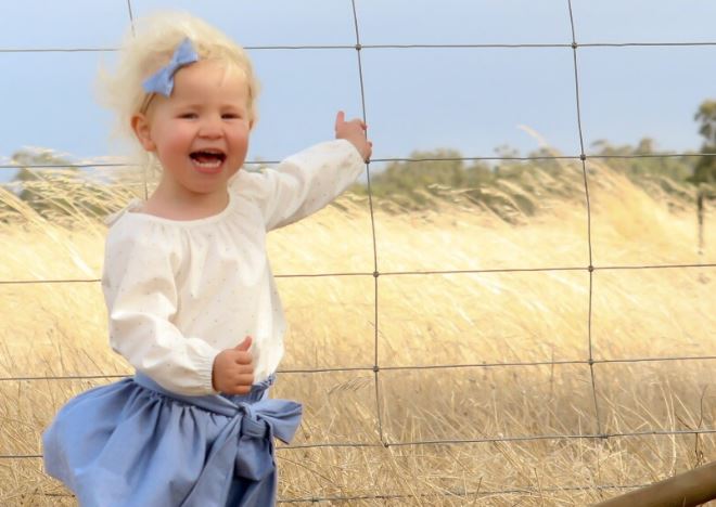 Scatta una foto alla figlia ma si accorge solo dopo del terrificante dettaglio