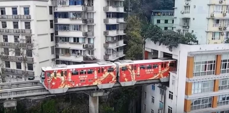 In Cina la metropolitana passa attraverso un palazzo – Video