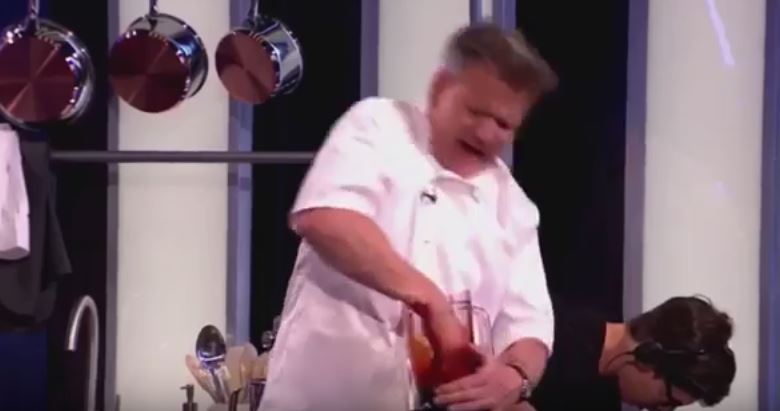 Sangue e panico in diretta tv, il noto chef cade a terra dolorante
