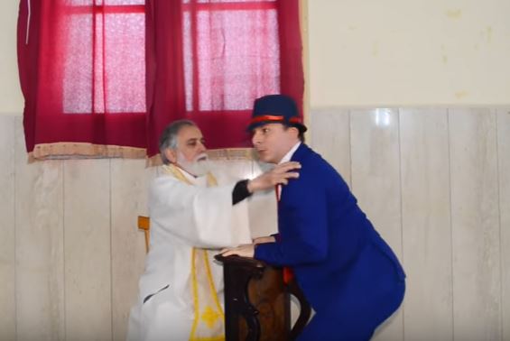 Dalla confessione alla spesa, la dura vita del ballerino della Tim – Video