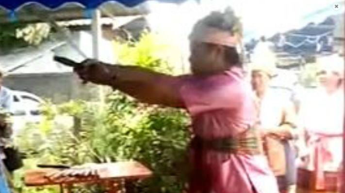 “Sono immortale e ve lo dimostro”, medium si pugnala al petto e muore sul colpo