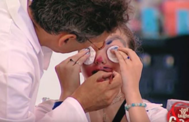 “Venite, il trucco è gratis”, ma il risultato è terrificante