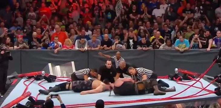 Wrestler fanno crollare il ring – Il video choc