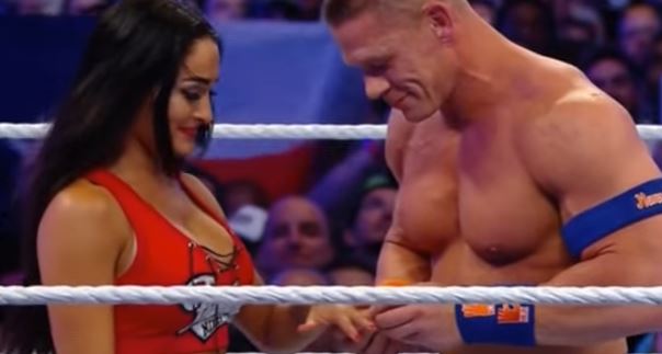 Proposta di matrimonio sul ring, il wrestler commuove tutti