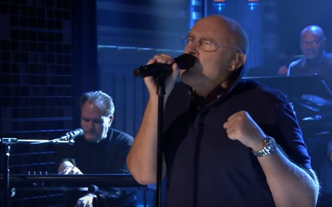Phil Collins canta una hit del 1980, standing ovation per la performance da brividi