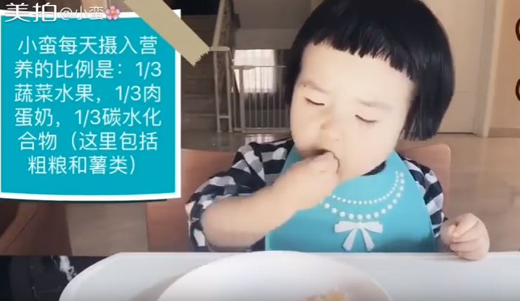 A due anni e mezzo mangia tutto, questa bimba è una star del web