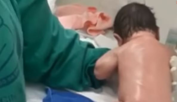 Il bimbo appena nato già cammina, le immagini sono virali