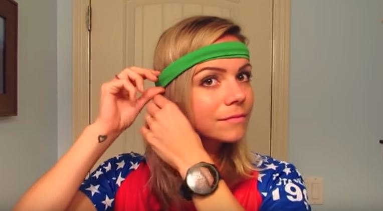 Arrotola i capelli intorno ad una fascia, il risultato è sorprendente