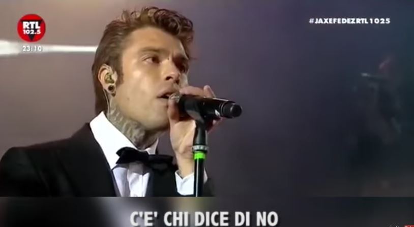 La parodia della proposta di matrimonio di Fedez: “Ecco come sono andate davvero le cose”