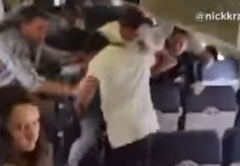 Rissa ad alta quota, due passeggeri fanno a botte tra i sedili