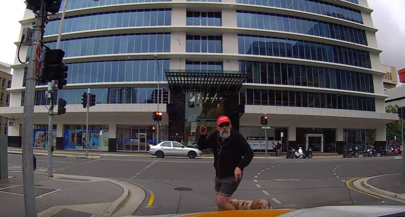 Pedone si infuria con l’automobilista, ma il karma lo punisce – Video