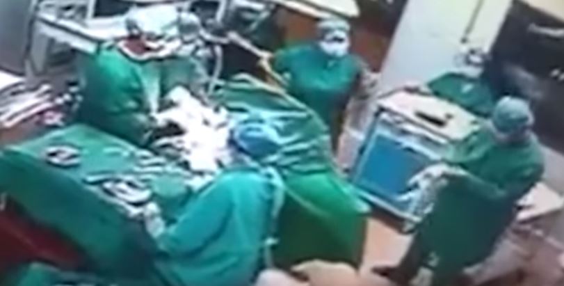 Medico picchia infermiera in sala operatoria, il video choc