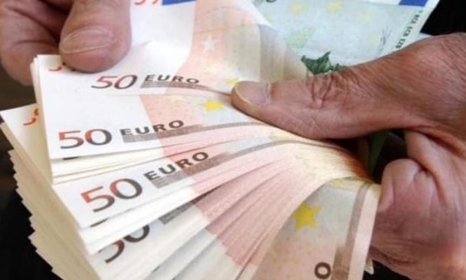 Trova un borsello con 33mila euro in contanti, quello che fa è sorprendente