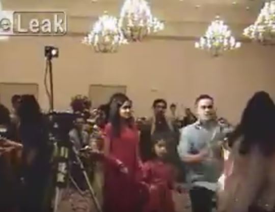 La sposa prende fuoco durante il ricevimento, guardate cosa fa l’invitato