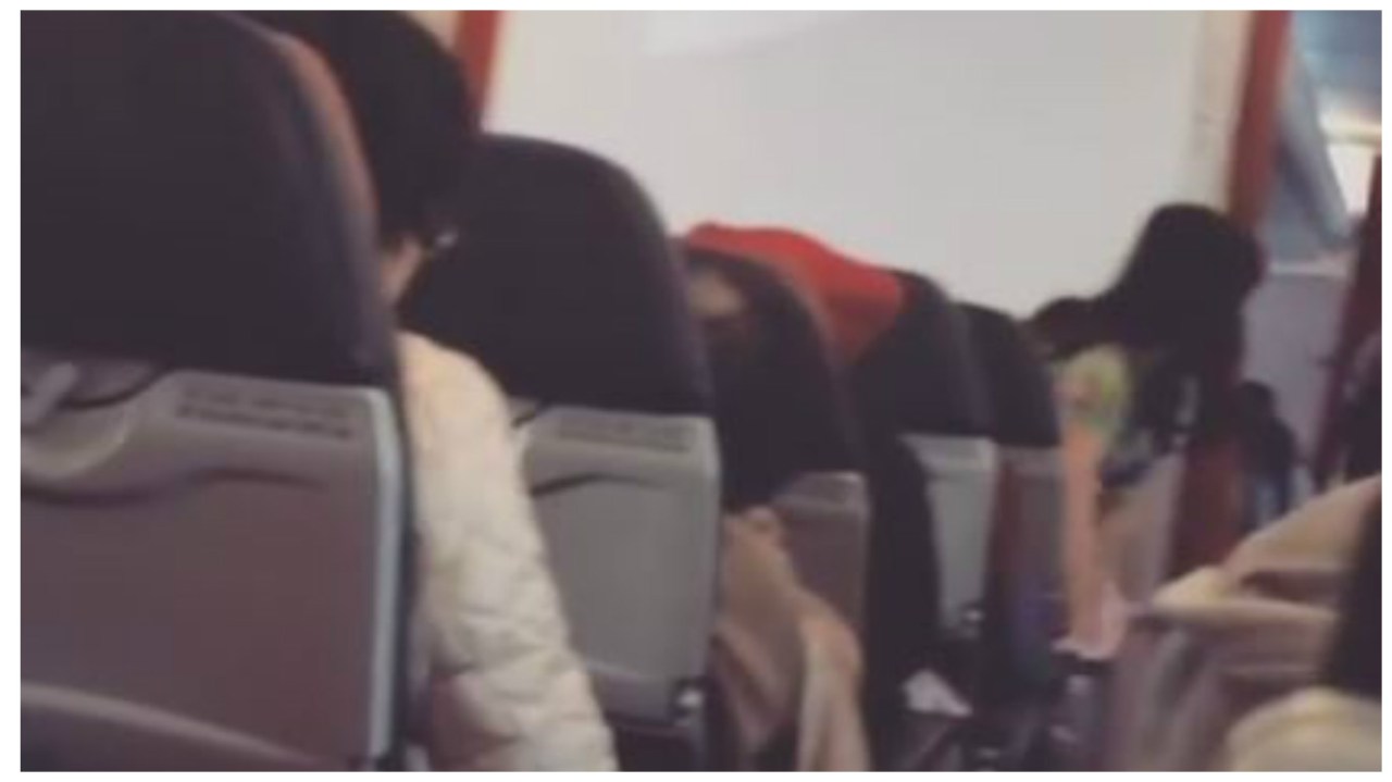 L’aereo inizia a vibrare come una lavatrice, il pilota ai passeggeri: “Pregate”