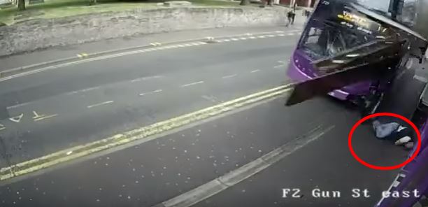 Centrato in pieno dal bus, si rialza e va al pub – Video