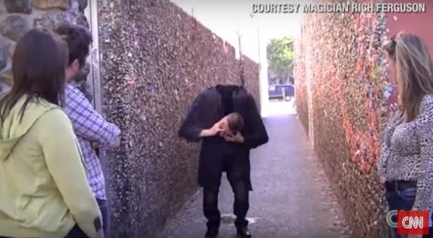 Mago ‘perde’ la testa e terrorizza i passanti – Video