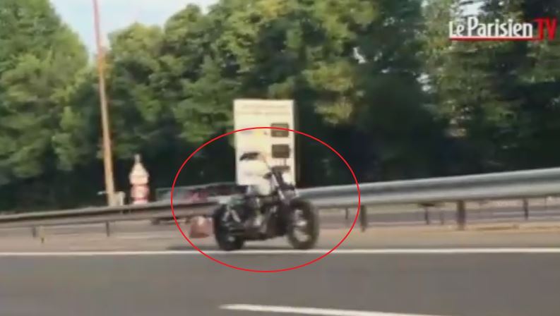 Il mistero della ‘moto fantasma’: sfreccia in autostrada senza pilota