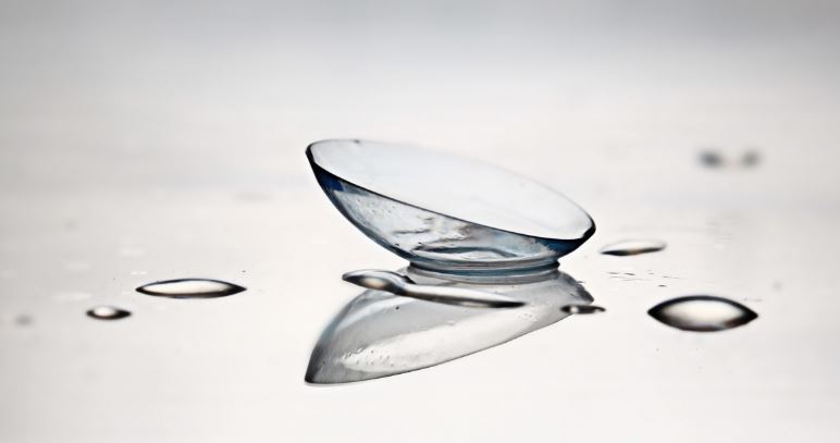 Le trovano 27 lenti a contatto negli occhi, operazione choc