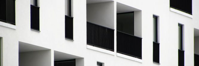 Prendono il sole in balcone completamente nude, i vicini chiamano i carabienieri