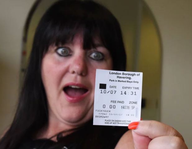 Va a ritirare l’auto nel parcheggio, sul retro del ticket l’amara sorpresa