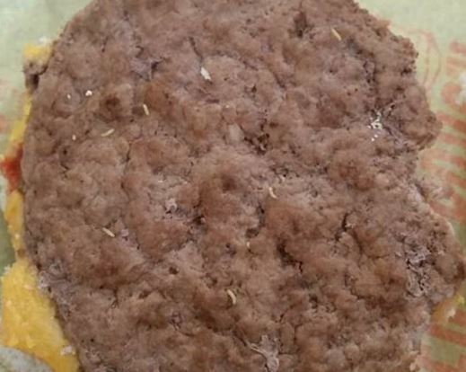 Compra cheeseburger al figlio, dopo il primo morso la scoperta choc