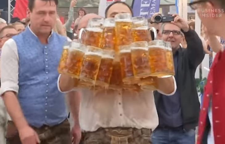 Percorre 40 metri con 29 boccali di birra, il record di un cameriere tedesco