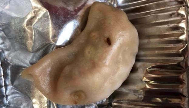 Scarafaggio nel raviolo, donna incinta picchiata dal ristoratore dopo la scoperta choc