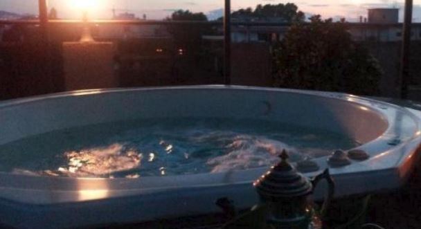 Fa l’idromassaggio nudo con altre donne, la fidanzata lo uccide a coltellate