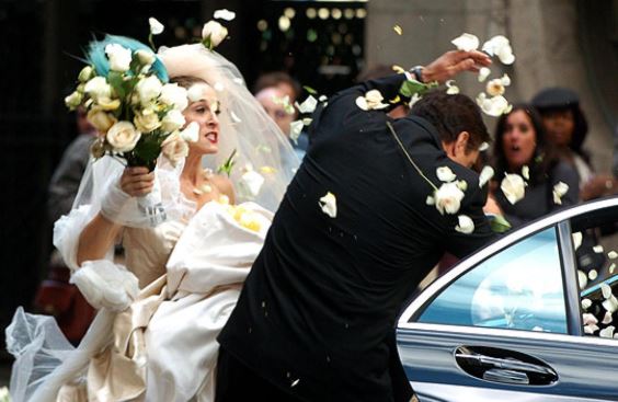 “Lo sposo era scomparso ed è stato ritrovato in giardino avvinghiato alla sua ex”