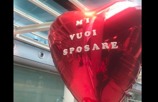 Catania, proposta di nozze allʼaeroporto finisce male: lui si dichiara e lei scappa