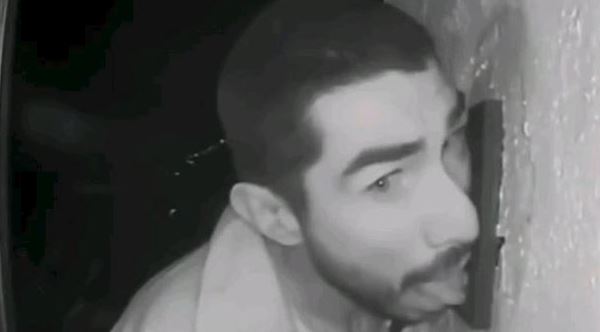 Il mistero dell’uomo che va in giro a leccare i citofoni