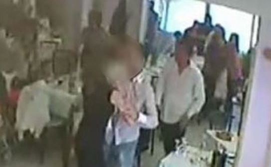 Rissa alla festa di compleanno, scopre il tradimento della moglie con il consuocero