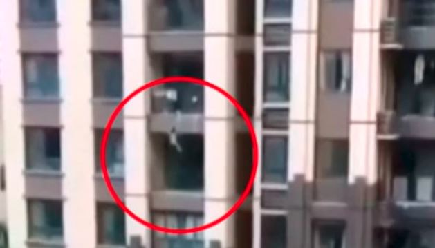 Bimbo di 3 anni precipita dal sesto piano, salvato dai passanti – Video