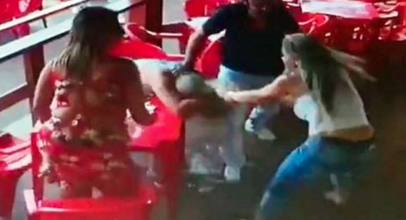 Madre scopre che la figlia ha una relazione con il suo ex amante, botte da orbi in un bar