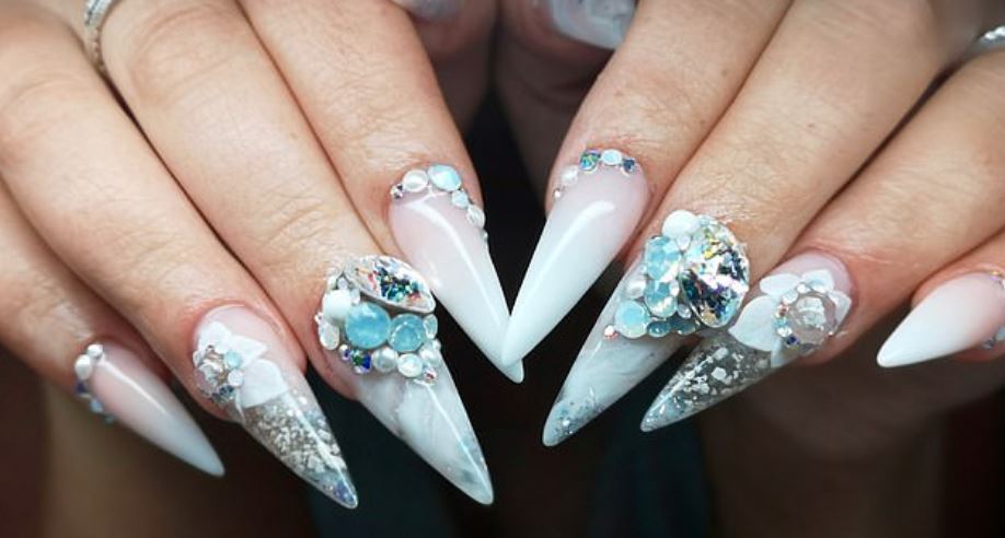 Sposa usa le ceneri del padre come decorazione sulle unghie: “Così mi ha tenuto per mano”