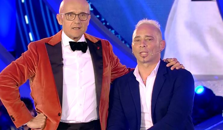 Signorini querela ex gieffino e lui reagisce male: “Ora si apre il vaso di Pandora”