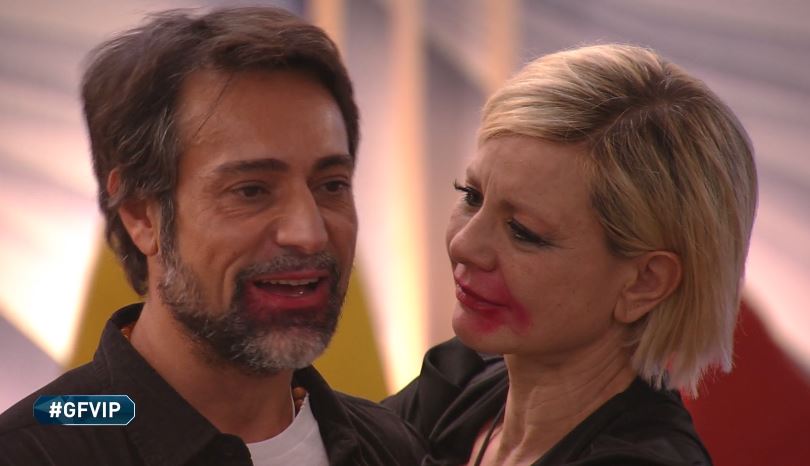 L’accusa choc a “Pomeriggio Cinque”: “Il fidanzato di Antonella Elia usa un cognome falso”