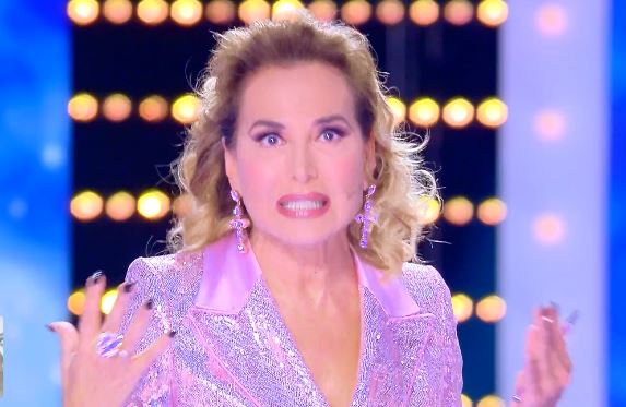 Nina Moric dà buca a Barbara D’Urso e la conduttrice si “vendica” in diretta