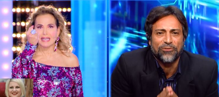 Il fidanzato di Antonella Elia cita la sorella della D’Urso e la conduttrice gli spegne il microfono: “Arrogante e cafone”