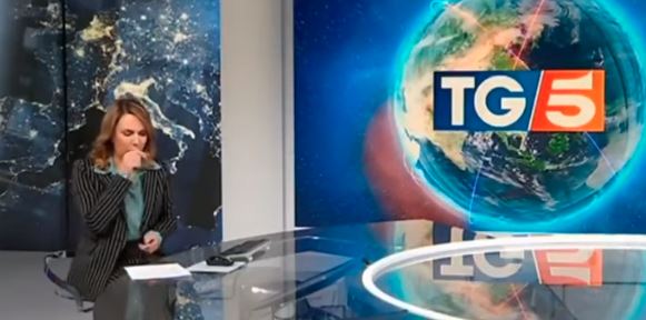 La giornalista del Tg5 colta da un attacco di tosse “infinito” mentre parla di Coronavirus