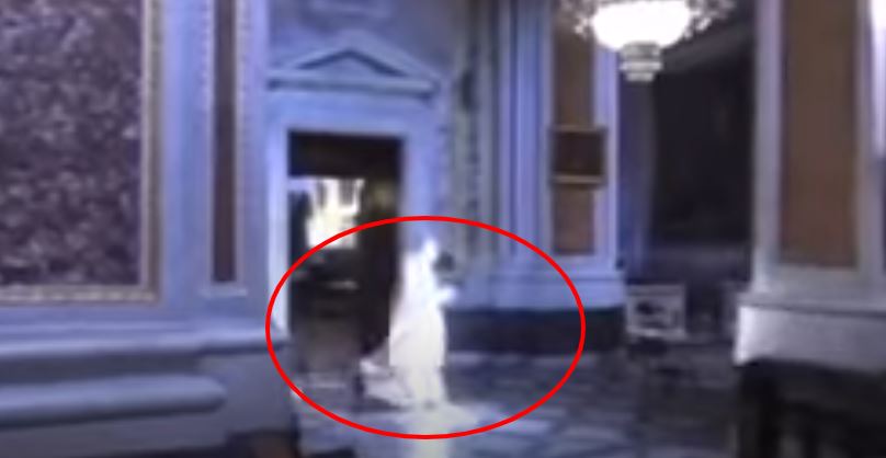 Prete corre e canta nella chiesa deserta, il video è virale