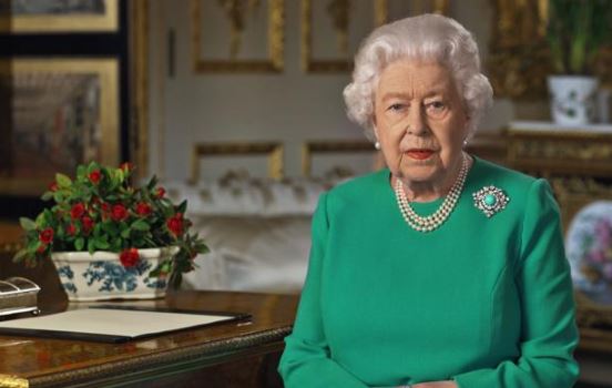 Harry e Meghan, la regina Elisabetta rompe il silenzio: “Sono molto addolorata”