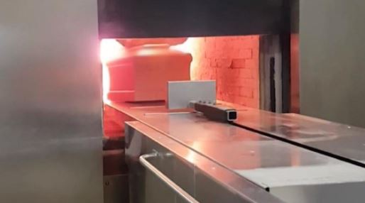 Riceve a casa le ceneri della sorella morta per coronavirus, ma lei è viva e vegeta in ospedale