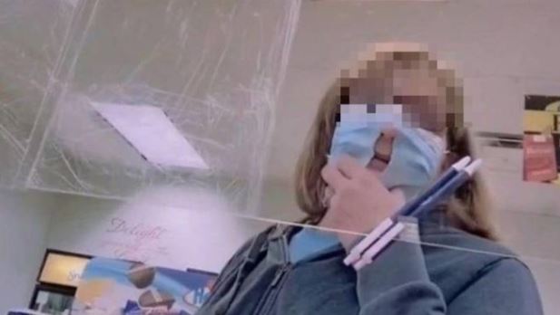 Donna indossa una mascherina bucata, il video fa il giro del web