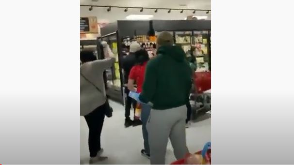 Donna senza mascherina, al supermercato scoppia la rissa: cacciata dagli altri clienti