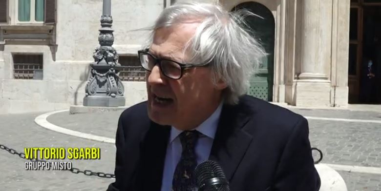 Sgarbi furioso: “A Draghi non gliene frega niente del cancro. Pensa solo al Covid”