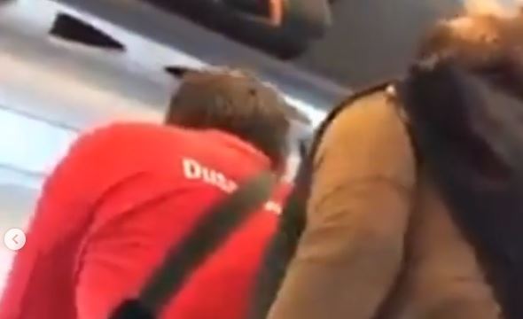 “Mettiti la mascherina, ti spacco la faccia”, violenta lite sul treno: il video è virale