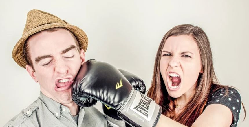 Cliente rifiuta le regole anti-covid, botte da orbi nei camerini di Zara