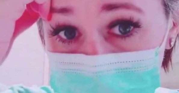 Donna in travaglio si ritrova con l’amante del marito in ospedale: l’ostetrica filma la scena